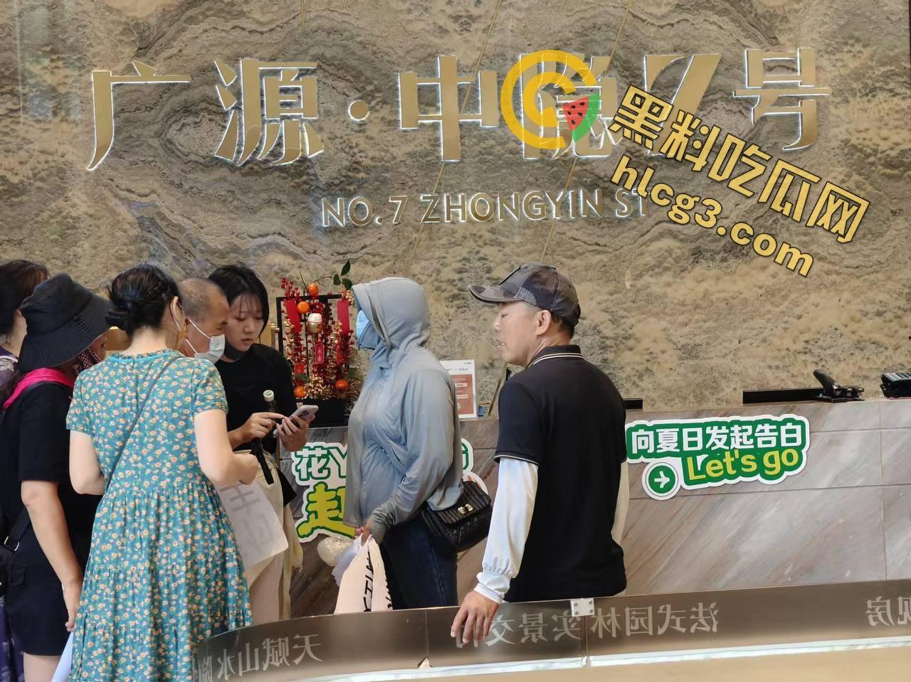 业主维权和黑丝女销售发生冲突,黑丝女销售一个鞭腿把业主踢飞-2