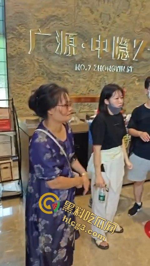 业主维权和黑丝女销售发生冲突,黑丝女销售一个鞭腿把业主踢飞-3