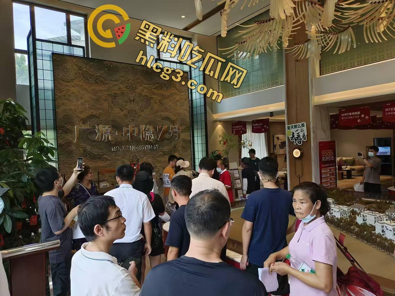 业主维权和黑丝女销售发生冲突,黑丝女销售一个鞭腿把业主踢飞-4