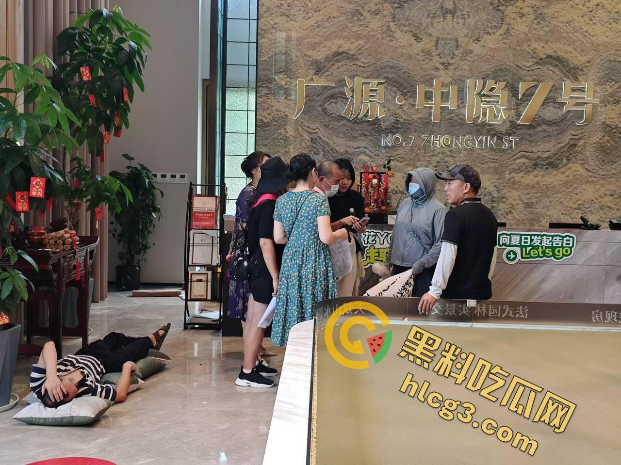 业主维权和黑丝女销售发生冲突,黑丝女销售一个鞭腿把业主踢飞-5