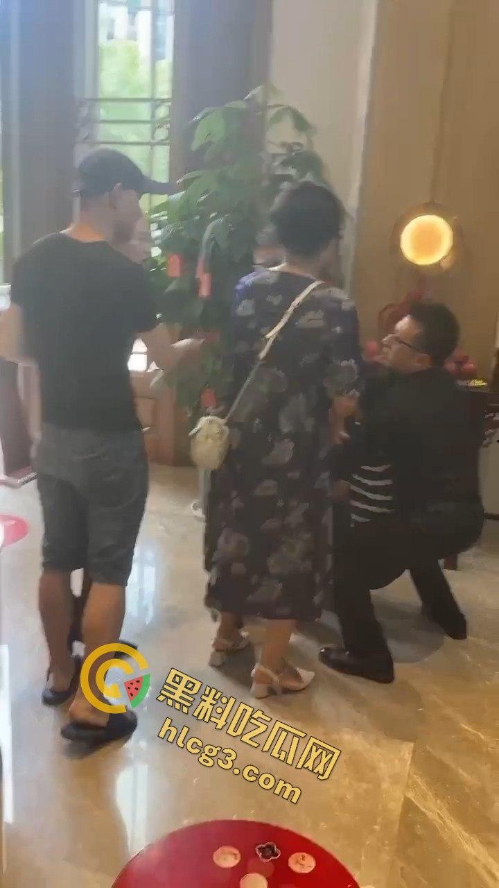 业主维权和黑丝女销售发生冲突,黑丝女销售一个鞭腿把业主踢飞-6
