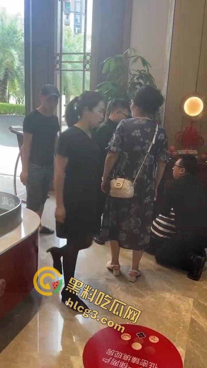 业主维权和黑丝女销售发生冲突,黑丝女销售一个鞭腿把业主踢飞-7