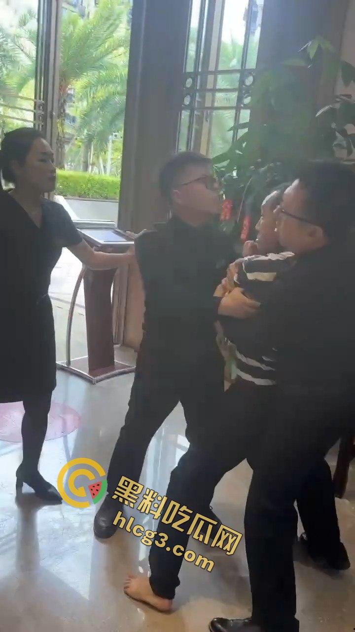 业主维权和黑丝女销售发生冲突,黑丝女销售一个鞭腿把业主踢飞-8