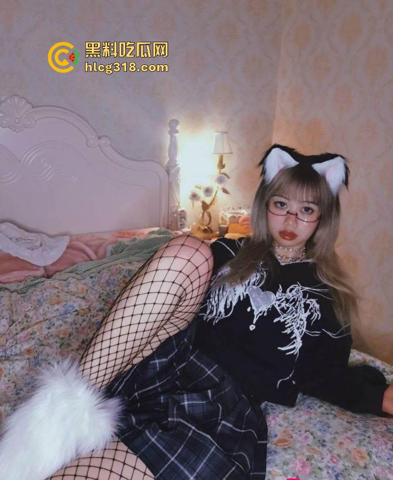 常州反差骚货【佟晓雪】包养调教视频曝光,女仆装摆姿势露逼,道具玩穴,骑乘插菊花骚气十足!-1