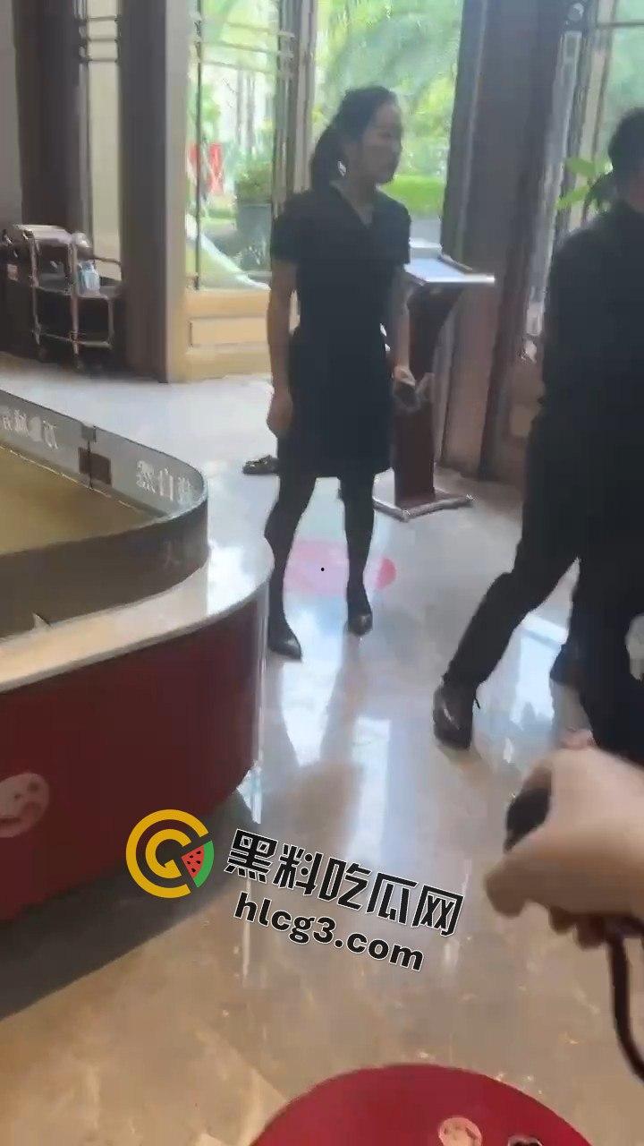 业主维权和黑丝女销售发生冲突,黑丝女销售一个鞭腿把业主踢飞-9