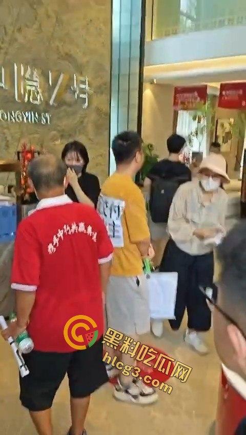 业主维权和黑丝女销售发生冲突,黑丝女销售一个鞭腿把业主踢飞-10