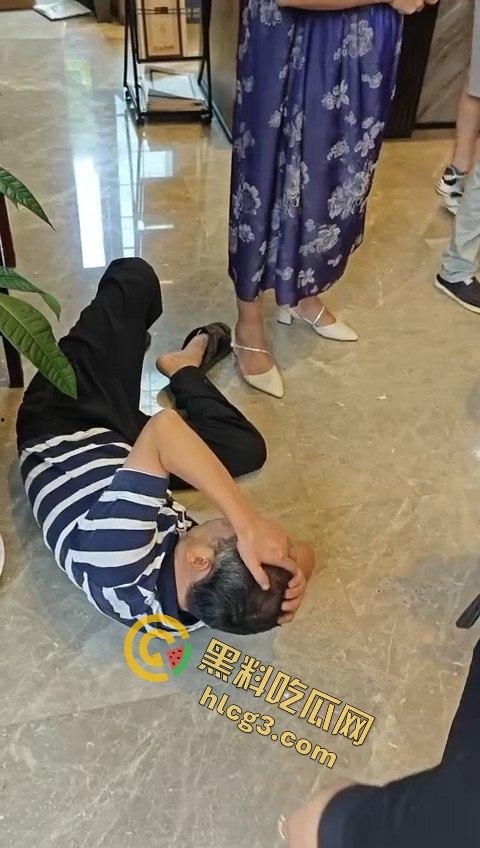 业主维权和黑丝女销售发生冲突,黑丝女销售一个鞭腿把业主踢飞-11