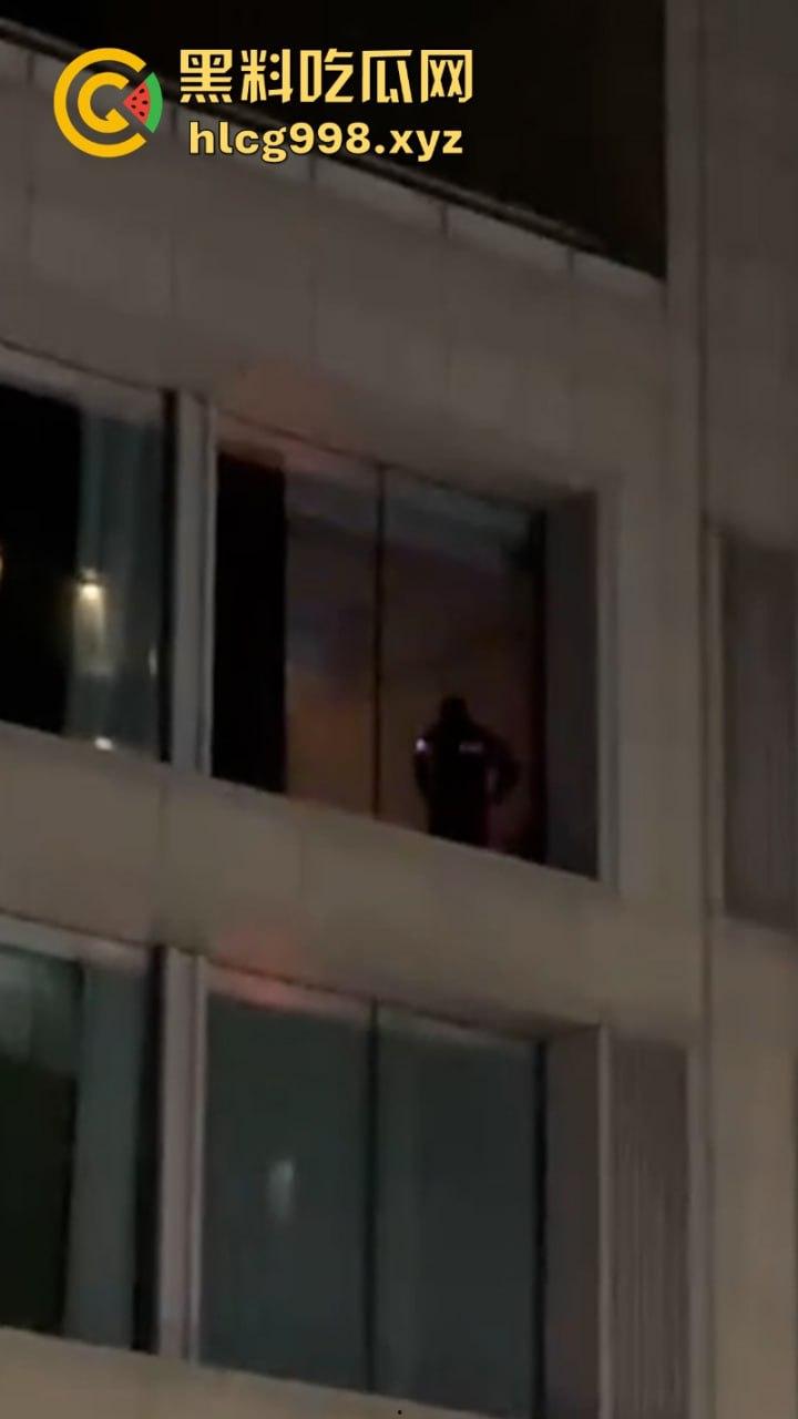 单身小伙在家不拉窗帘巨幕看A片 搞得楼下人尽皆知 这也太社死了-2