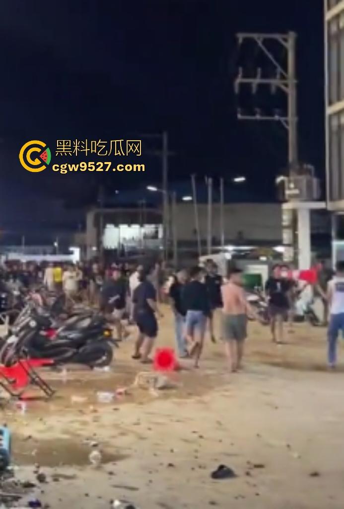 柬埔寨波贝火拼变闹剧!两拨废物互砸杂物,长棍对峙怂到爆,警察哨子吹破喉咙直到大部队到才镇场!-1