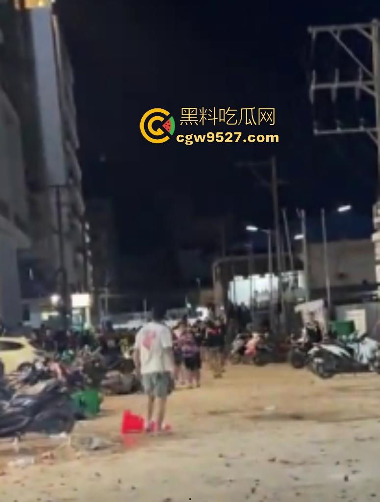 柬埔寨波贝火拼变闹剧!两拨废物互砸杂物,长棍对峙怂到爆,警察哨子吹破喉咙直到大部队到才镇场!-4