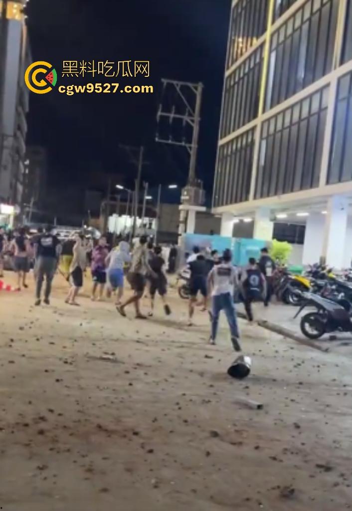 柬埔寨波贝火拼变闹剧!两拨废物互砸杂物,长棍对峙怂到爆,警察哨子吹破喉咙直到大部队到才镇场!-5