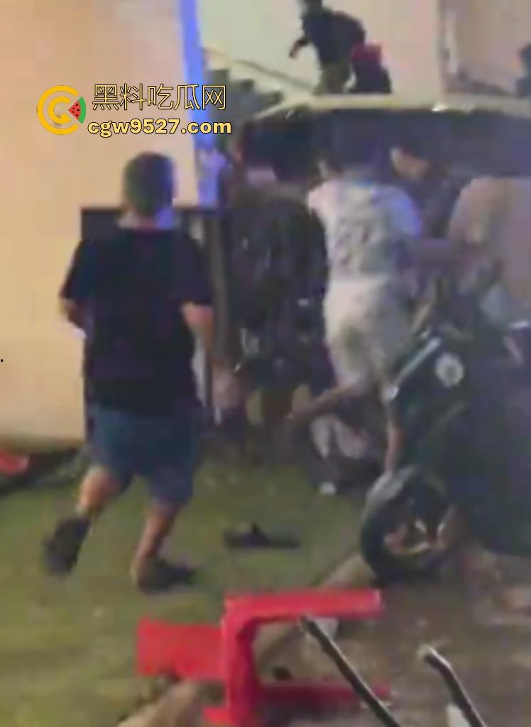 柬埔寨波贝火拼变闹剧!两拨废物互砸杂物,长棍对峙怂到爆,警察哨子吹破喉咙直到大部队到才镇场!-6