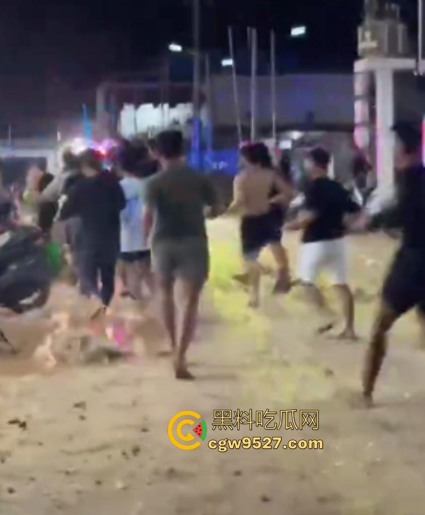 柬埔寨波贝火拼变闹剧!两拨废物互砸杂物,长棍对峙怂到爆,警察哨子吹破喉咙直到大部队到才镇场!-7