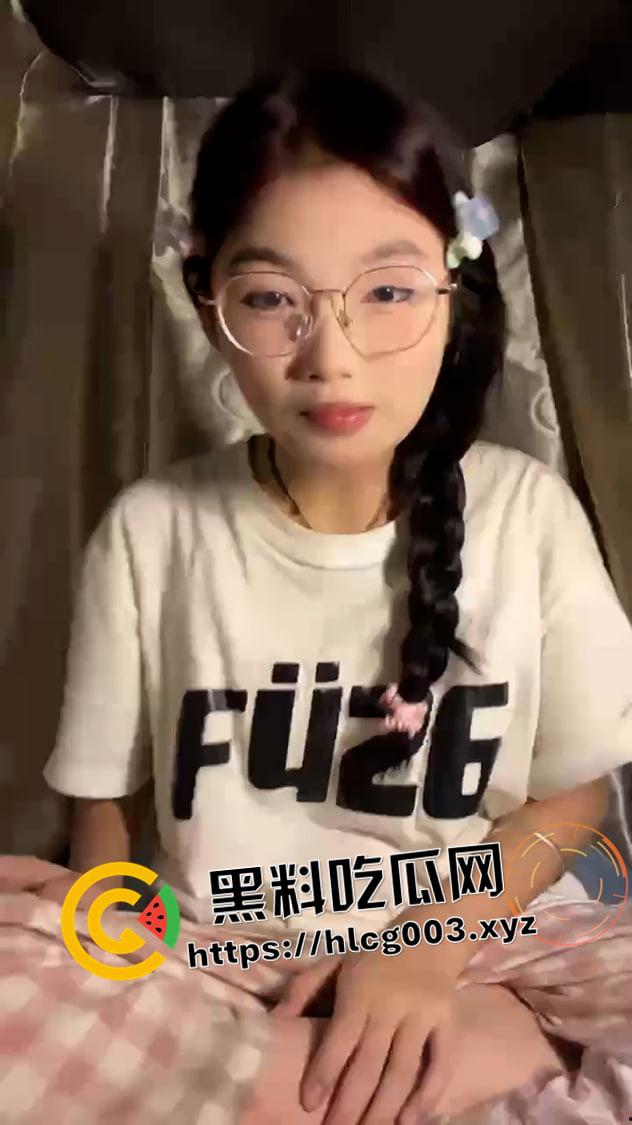 甜美女大学生宿舍直播网调！超甜妹妹自慰毒龙 白眼高潮 差点被舍友发现 付费直播流出-2