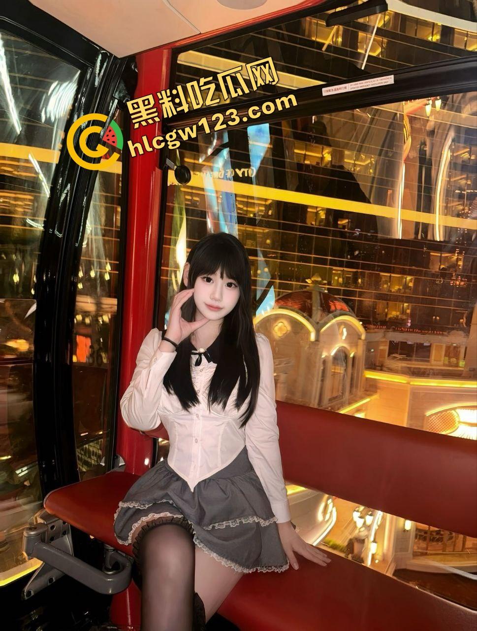 小仙女反向遛狗现场曝光,项圈戴自己脖子上被狗拽着跑,香菜生吃配狗粮,真把自己当狗了?-2