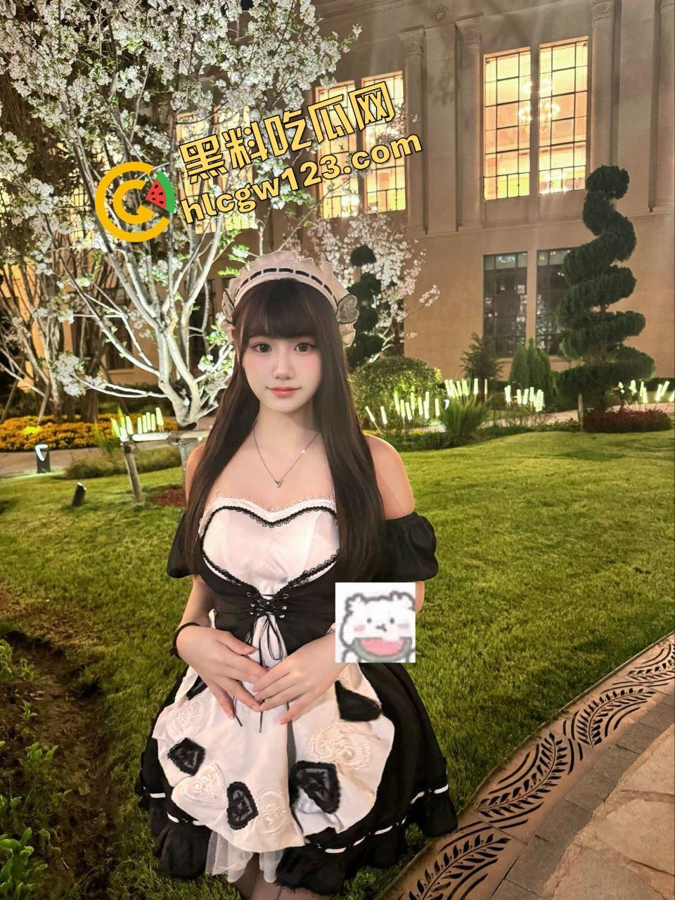 小仙女反向遛狗现场曝光,项圈戴自己脖子上被狗拽着跑,香菜生吃配狗粮,真把自己当狗了?-3