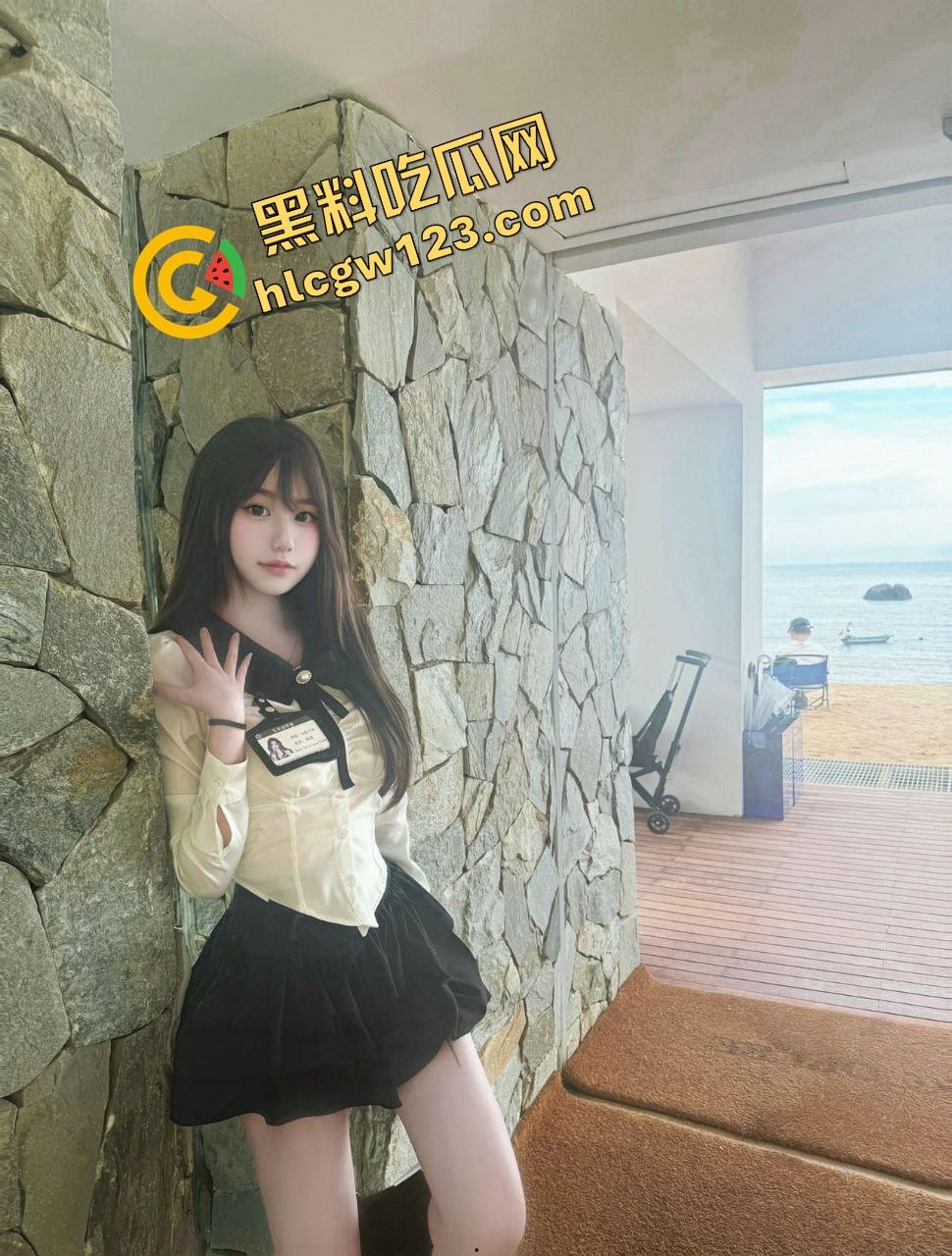 小仙女反向遛狗现场曝光,项圈戴自己脖子上被狗拽着跑,香菜生吃配狗粮,真把自己当狗了?-5