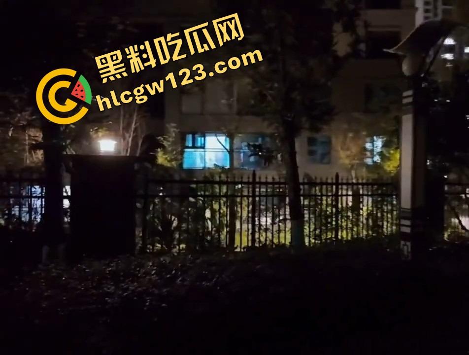 小仙女反向遛狗现场曝光,项圈戴自己脖子上被狗拽着跑,香菜生吃配狗粮,真把自己当狗了?-9