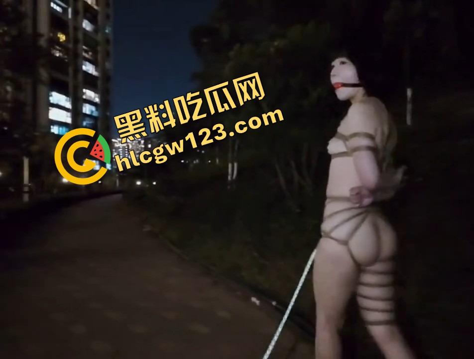 小仙女反向遛狗现场曝光,项圈戴自己脖子上被狗拽着跑,香菜生吃配狗粮,真把自己当狗了?-10
