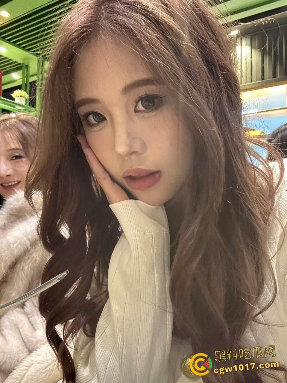 清纯小美女【沈佳惠】蕾丝制服,完美颜值肤白如雪,床上骚浪口交肉棒,女上骑乘翘臀摇曳,无套狂插精液射嘴!-1