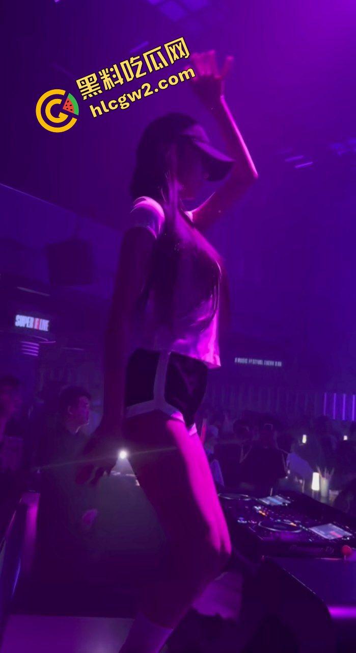 抖音清纯反差婊学生妹『愛意随風起』酒吧蹦迪被灌醉 到单男家后入猛怼!独家曝光!-7