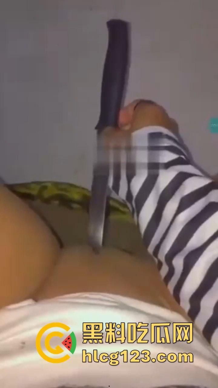 命悬一线的自慰方式？国外白虎妹用长刀自慰，刀光剑影间的快感与危险齐飞！-1