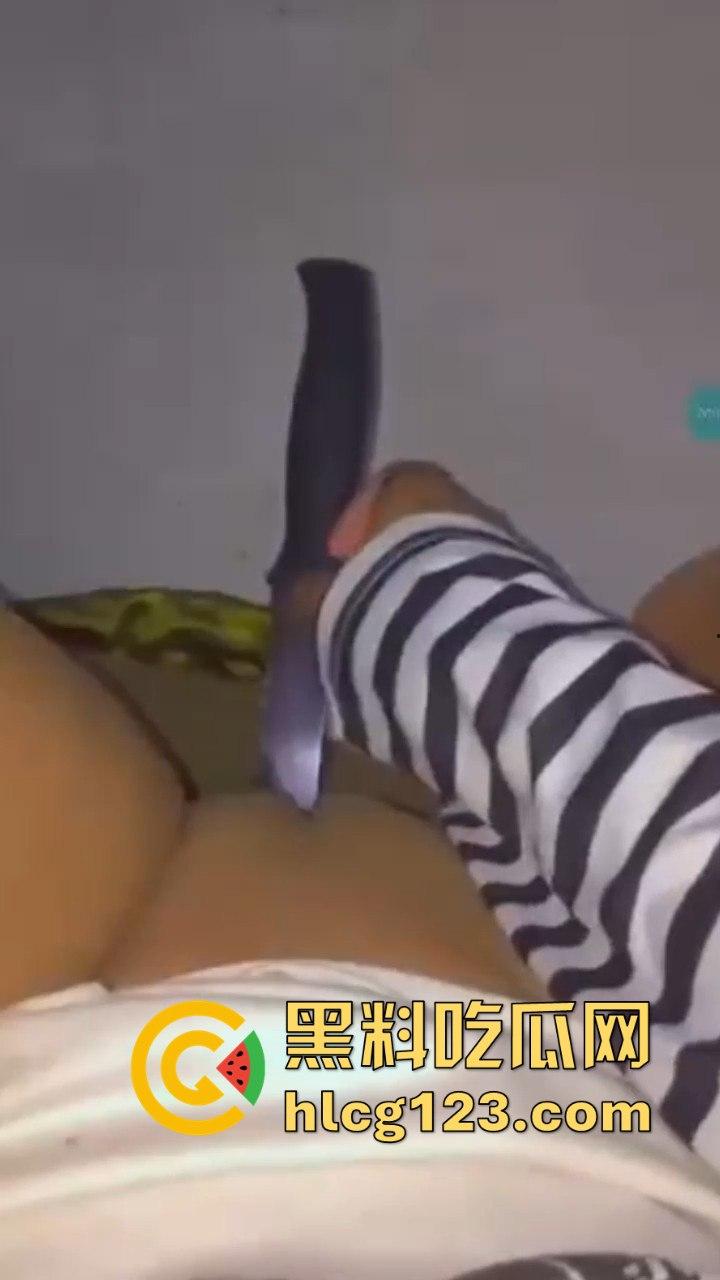 命悬一线的自慰方式？国外白虎妹用长刀自慰，刀光剑影间的快感与危险齐飞！-9