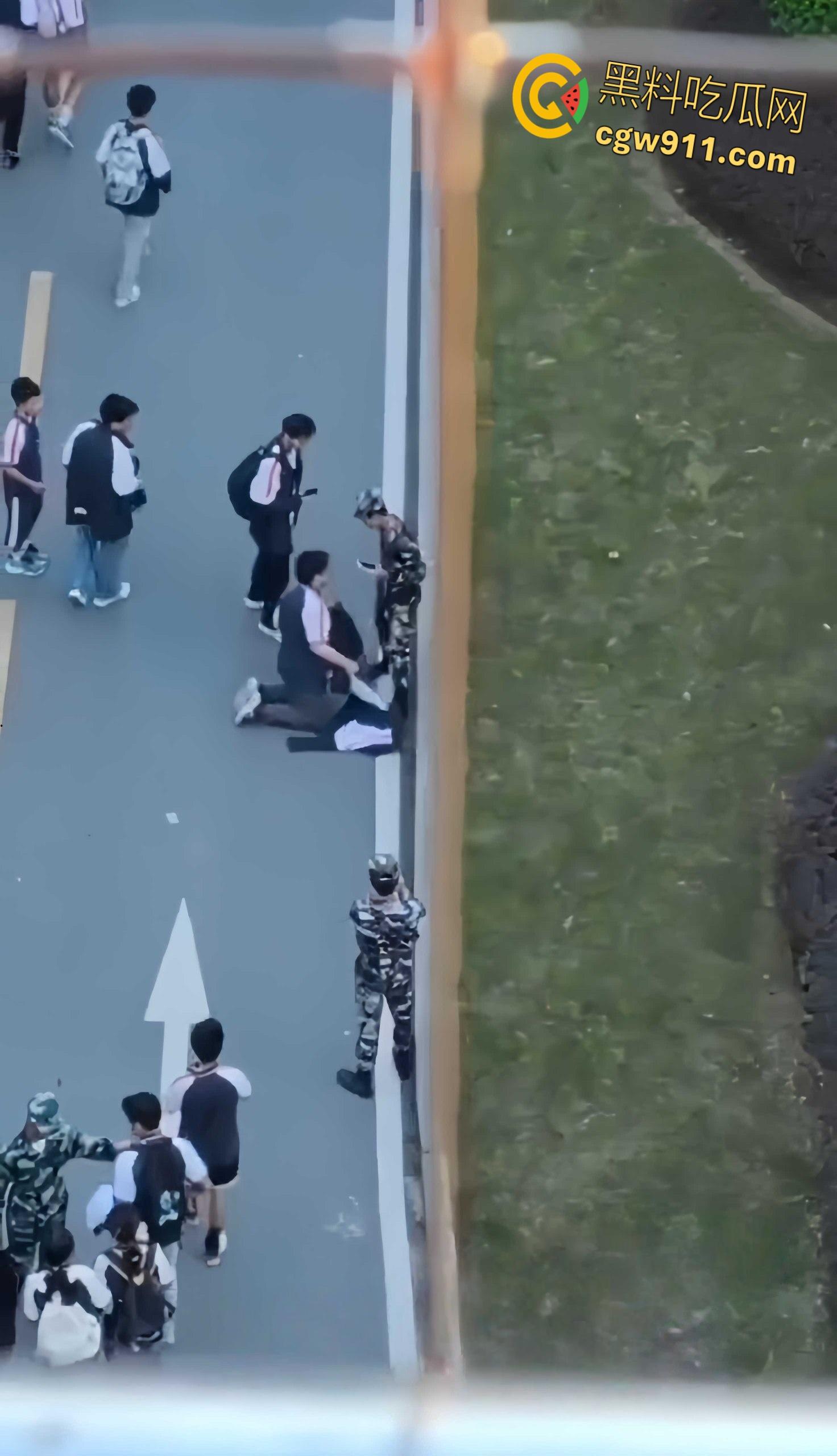 重庆市渝北职业教育中心 ,一名学生担心扣分,当众给纠察队下跪磕头,这不是纠察,这是对尊严的傲慢践踏!-3