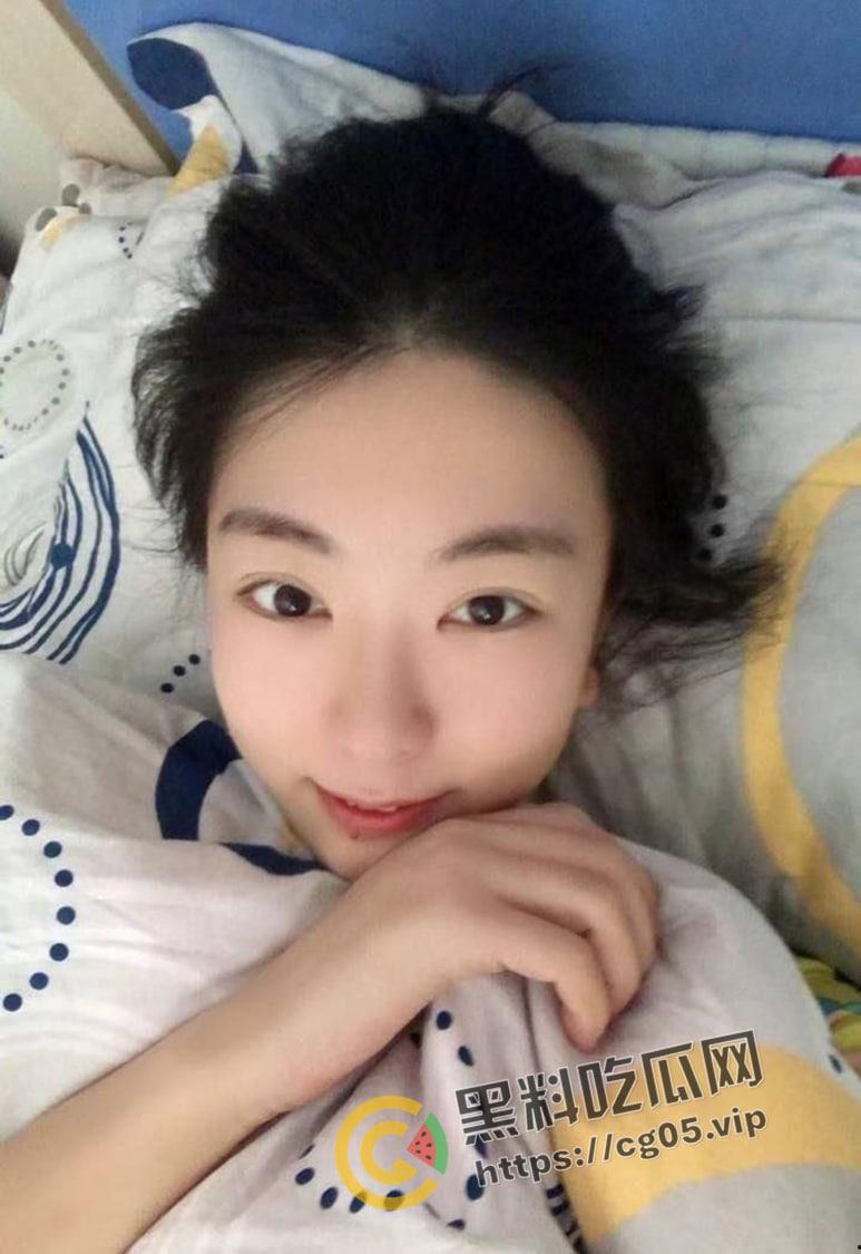 深圳颜射女神【吴梦菲】清纯眼镜反差婊 约会网友玩露出 最喜欢用无辜的大眼睛渴望被射脸上-3