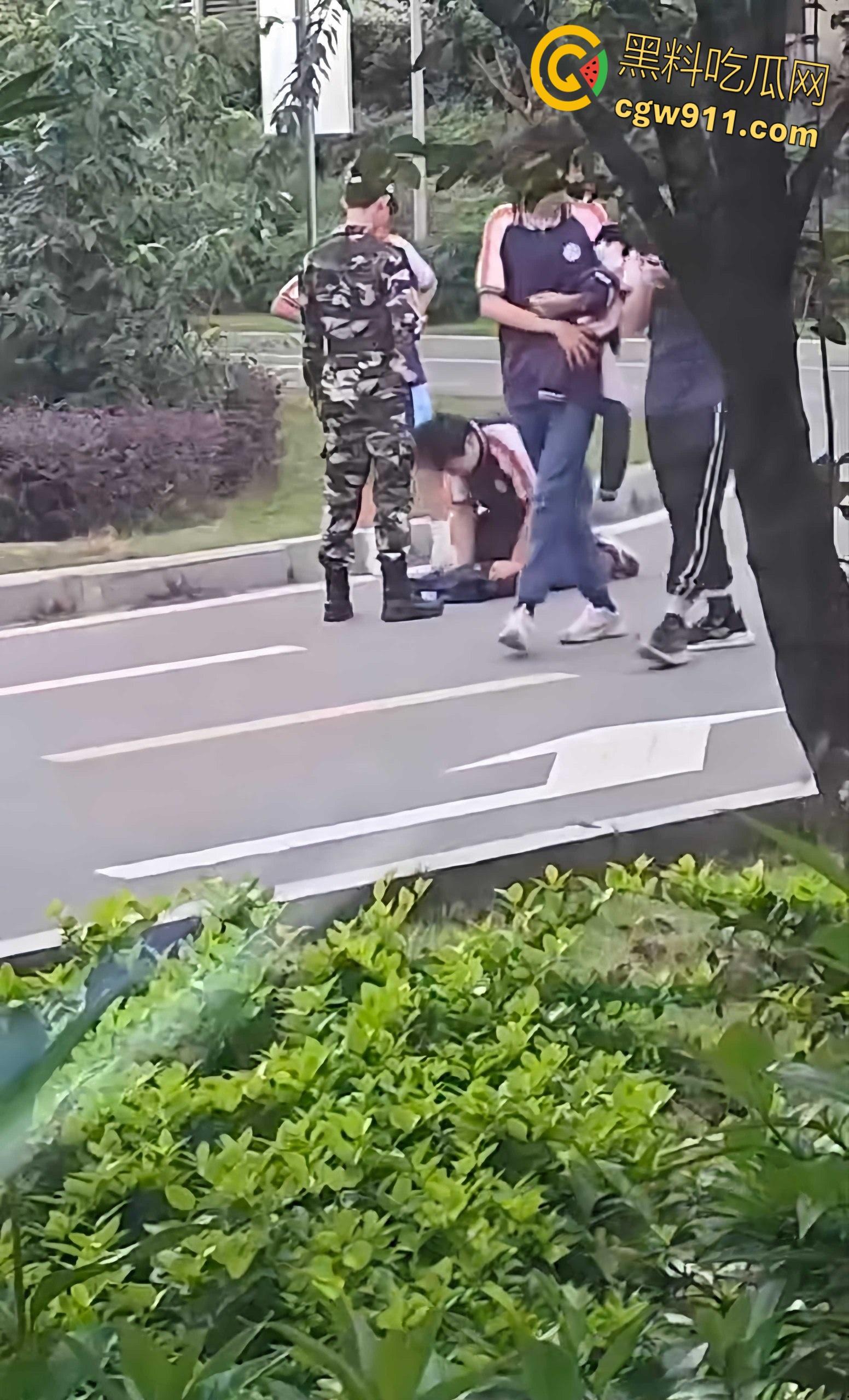 重庆市渝北职业教育中心 ,一名学生担心扣分,当众给纠察队下跪磕头,这不是纠察,这是对尊严的傲慢践踏!-5