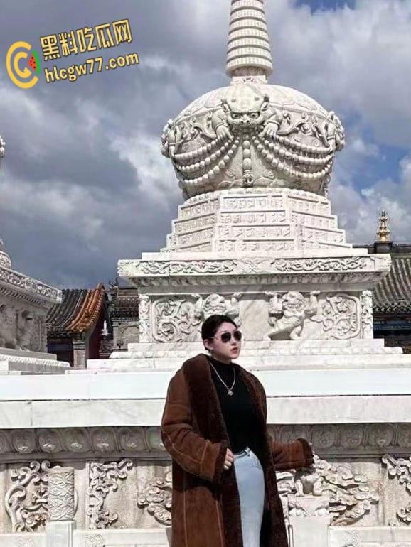 山东大奶母猪出轨视频流出,骚货饥渴难耐,肉棒满足不了还要加一根香蕉!-1