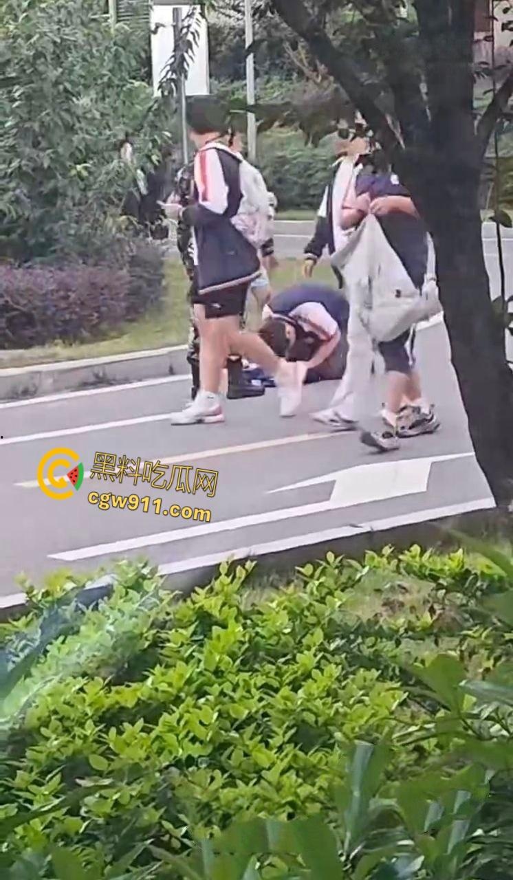 重庆市渝北职业教育中心 ,一名学生担心扣分,当众给纠察队下跪磕头,这不是纠察,这是对尊严的傲慢践踏!-6