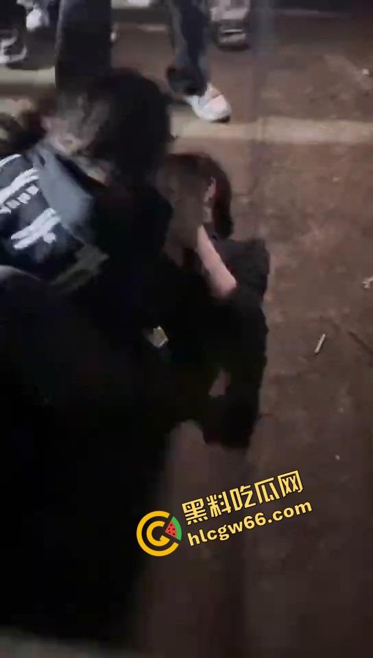 潮汕精神小妹开打了，情敌当街对峙，头发一把把薅，咒骂一句句飙，打到拖鞋都飞出去啦！-9