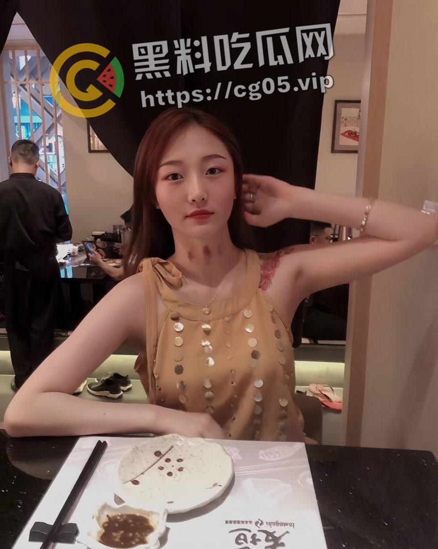 瓜友投稿!上海白领【刘悦】偷男人还上传到云相册被发现 时候还不承认 胸上的纹身都被舔变色了-1