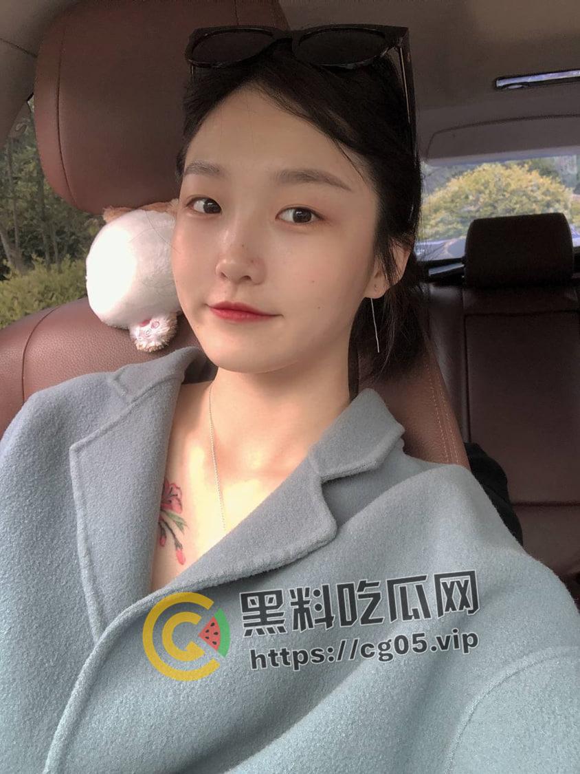 瓜友投稿!上海白领【刘悦】偷男人还上传到云相册被发现 时候还不承认 胸上的纹身都被舔变色了-4