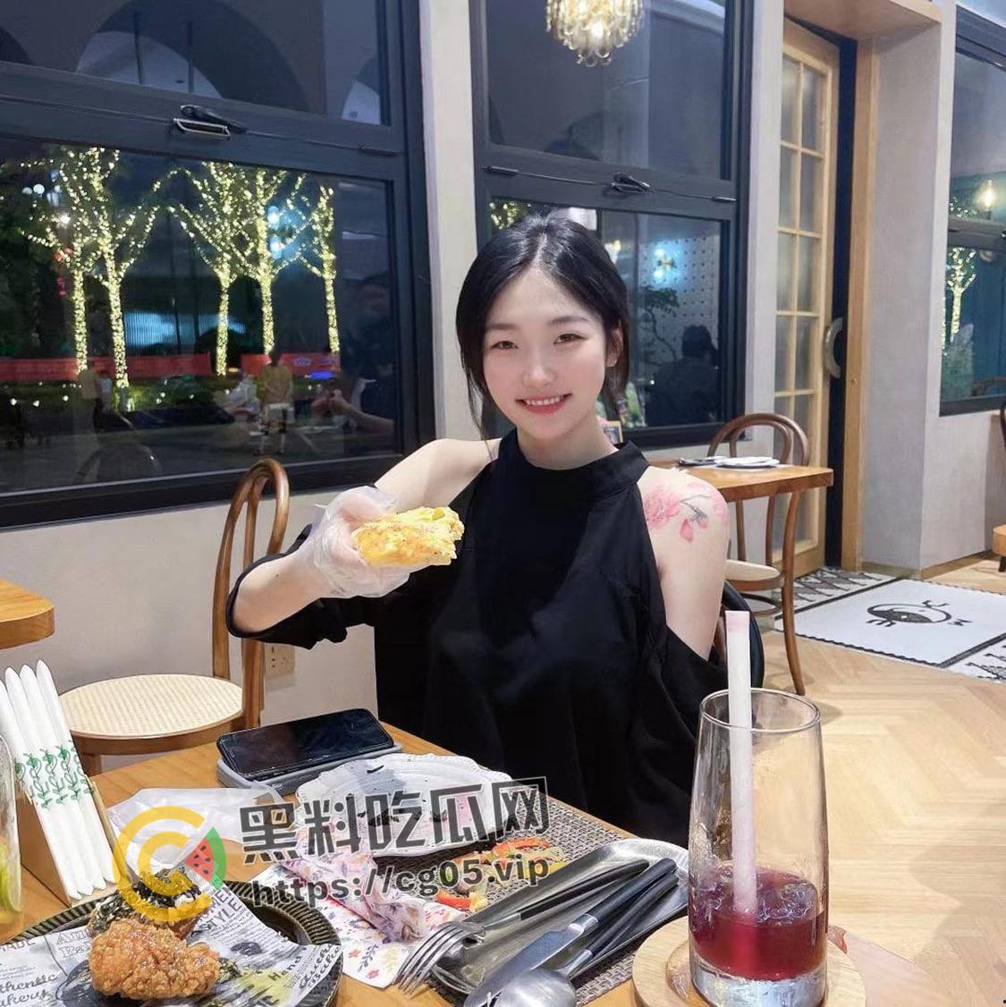 瓜友投稿!上海白领【刘悦】偷男人还上传到云相册被发现 时候还不承认 胸上的纹身都被舔变色了-5