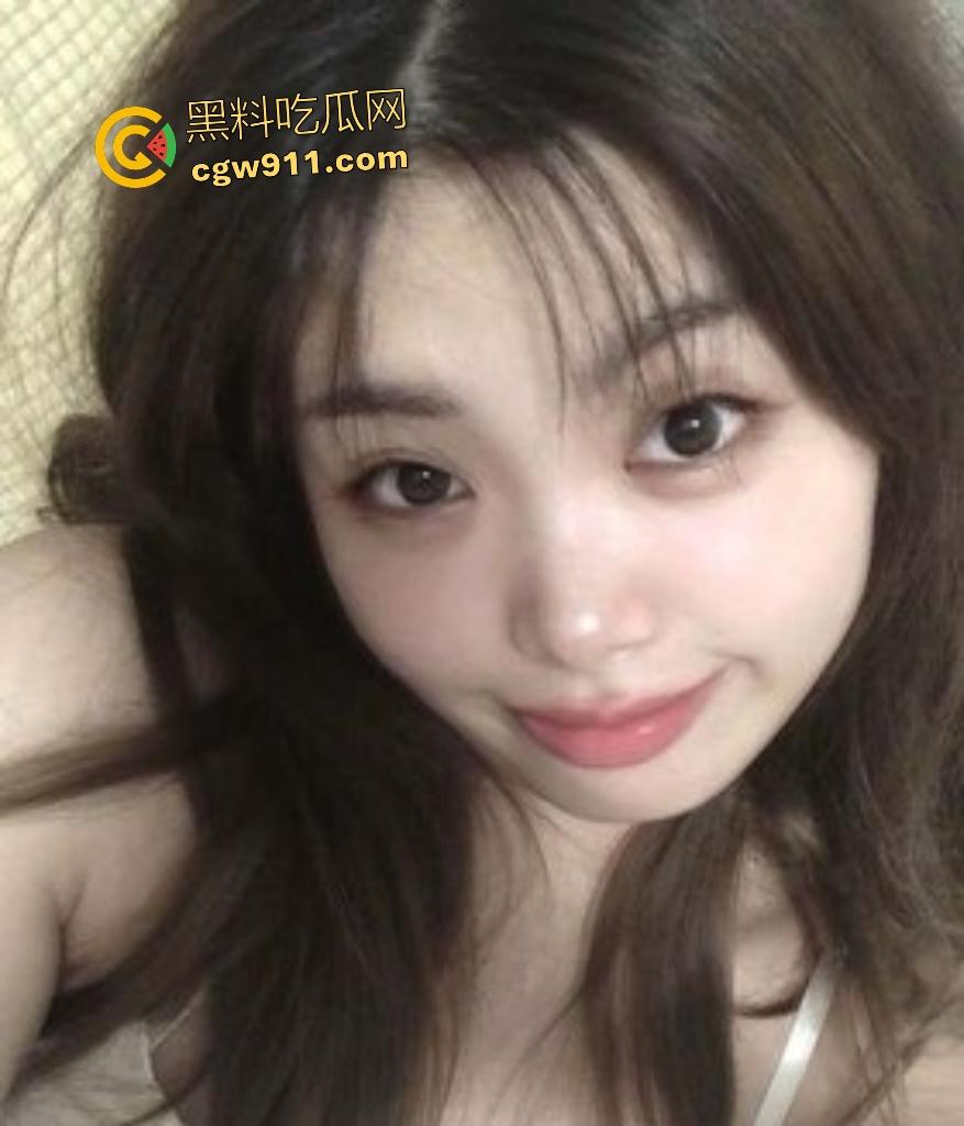 河南理工大学文静女神【邵雨薇】偷吃禁果,床上秒变淫荡母狗,无毛嫩逼被男友抬腿扛肩深插到底!-1