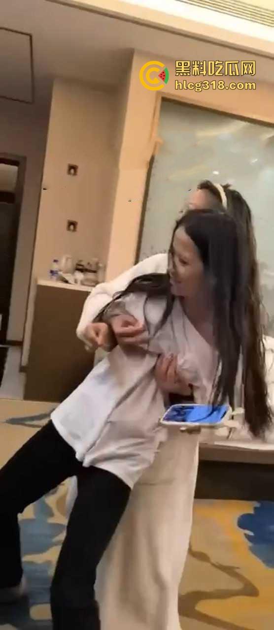 快手精神小网红【发财树】漏奶视频曝光,玩到疯癫自信漏奶,你别说奶子还挺挺的!-8