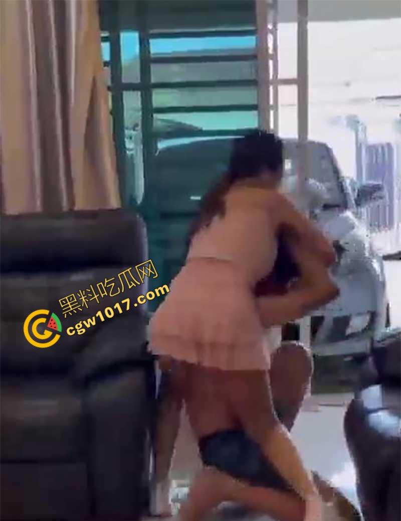 广州美艳人妻现场直播抓奸!小三家踢馆被情敌挑衅,骑脖暴揍出轨老公,原配这身材真赞-8