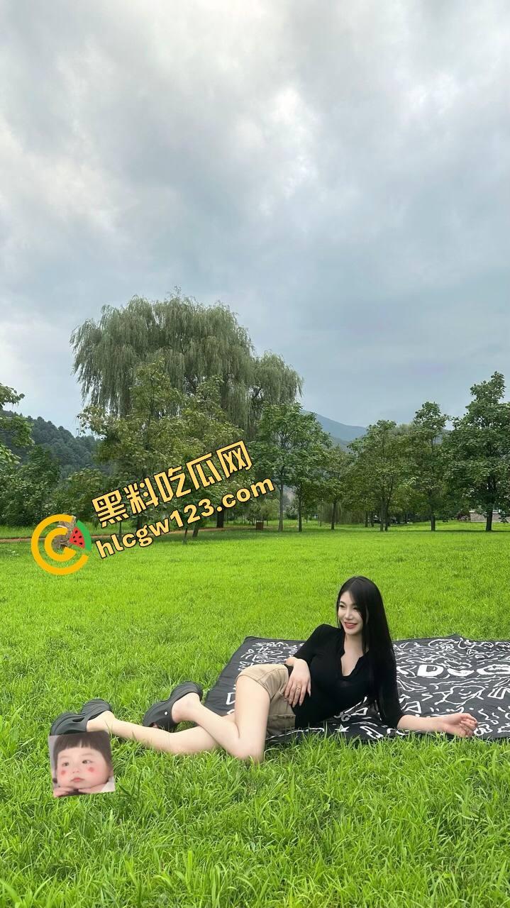 年轻骚妹小区椅子上亲热,真空出门方便男友揉奶,衣服一掀奶头当众弹出来,楼上邻居阳台吃瓜偷拍!-2