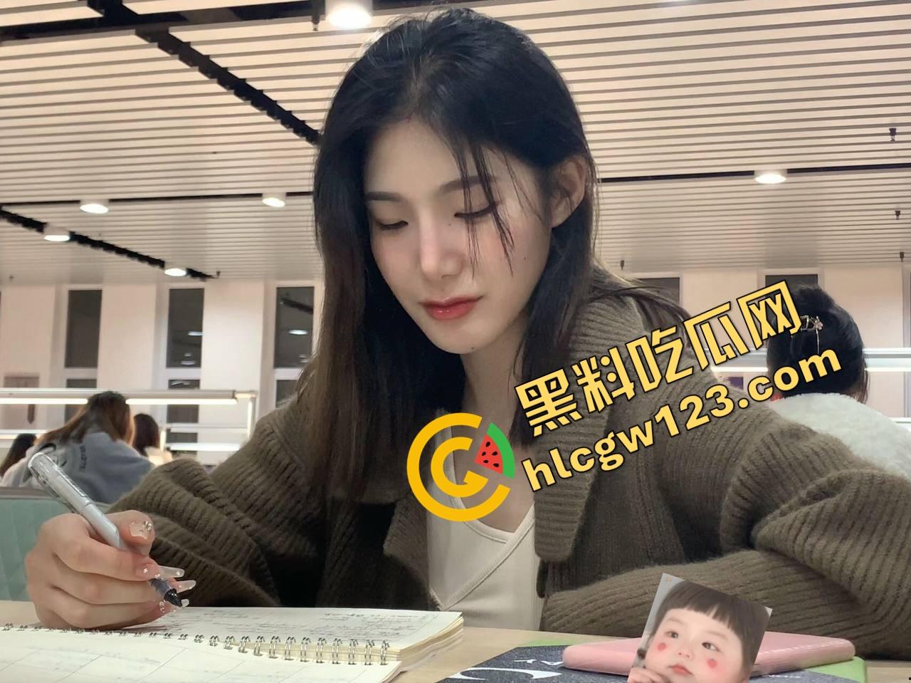 年轻骚妹小区椅子上亲热,真空出门方便男友揉奶,衣服一掀奶头当众弹出来,楼上邻居阳台吃瓜偷拍!-3