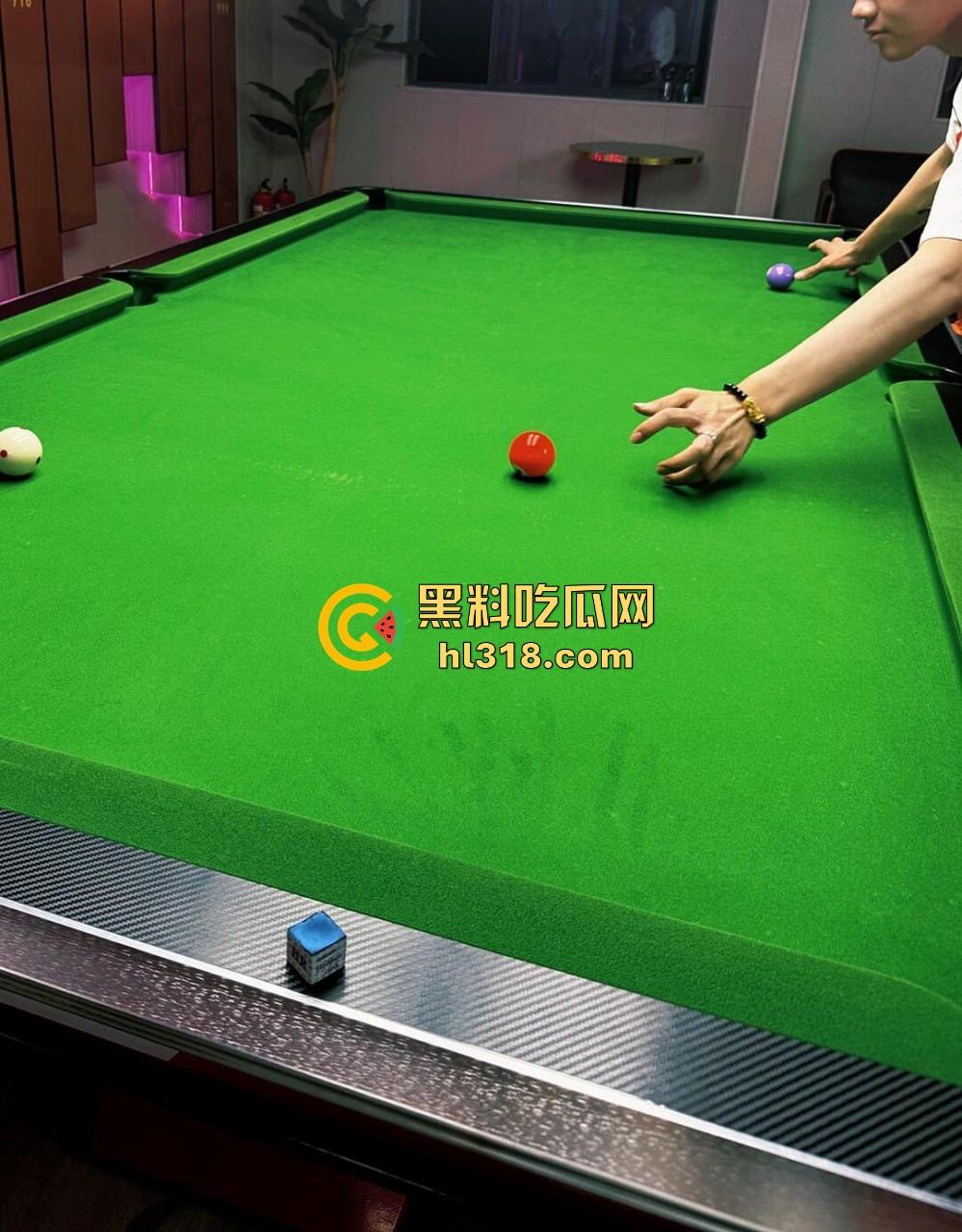 打台球陪练是个借口,陪睡才是真实目的,玩得不是台上那几颗球,而是美女教练的那两颗~还有如何进洞!-1