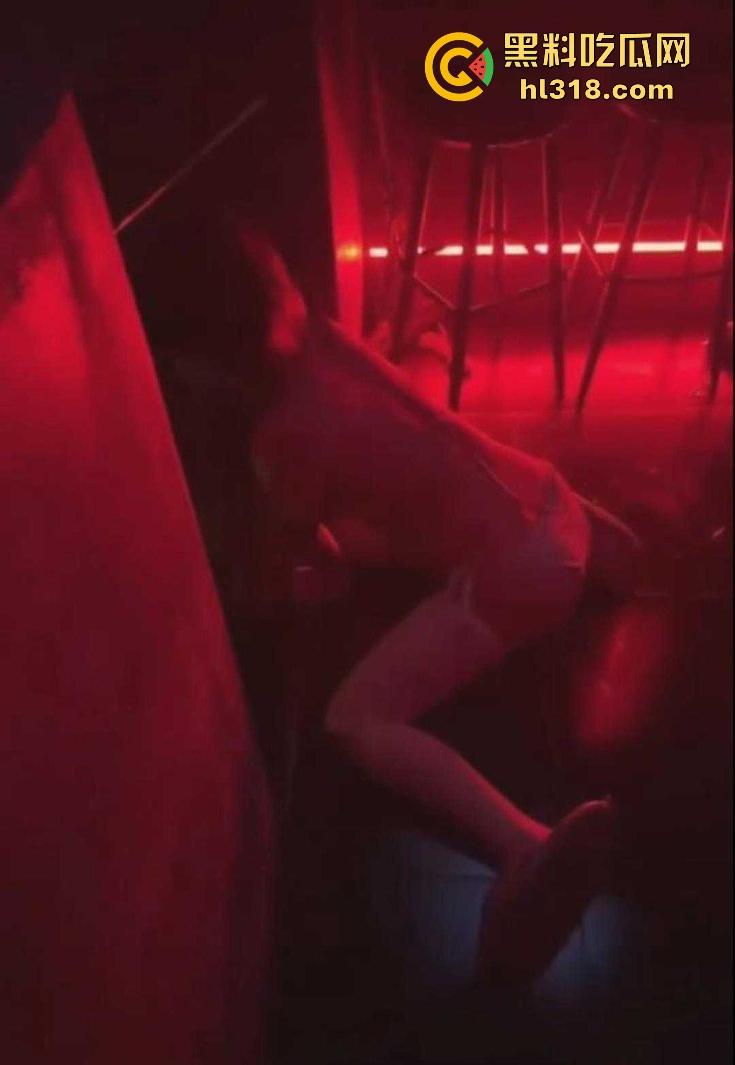 主人的任务调教!为得到主人的奖励,双马尾小萝莉身穿比基尼在酒吧跪地爬行,事后主人自慰水晶棒满足!-2