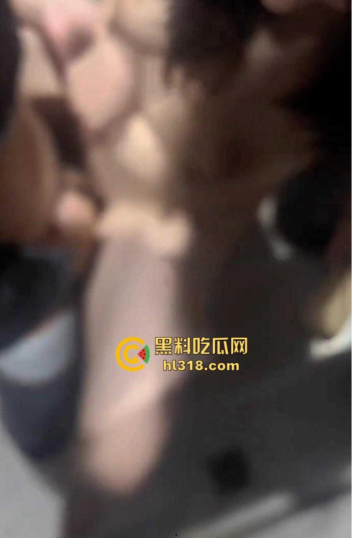 好兄弟老婆也一起分享，KTV厕所兄弟轮流玩巨乳老婆，洗手台掰开小骚逼，纯纯的厕所肉便器！-6