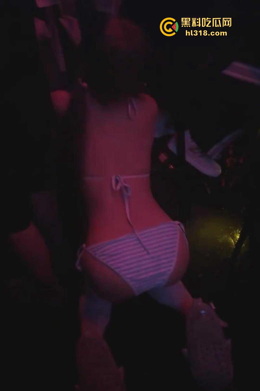 主人的任务调教!为得到主人的奖励,双马尾小萝莉身穿比基尼在酒吧跪地爬行,事后主人自慰水晶棒满足!-5