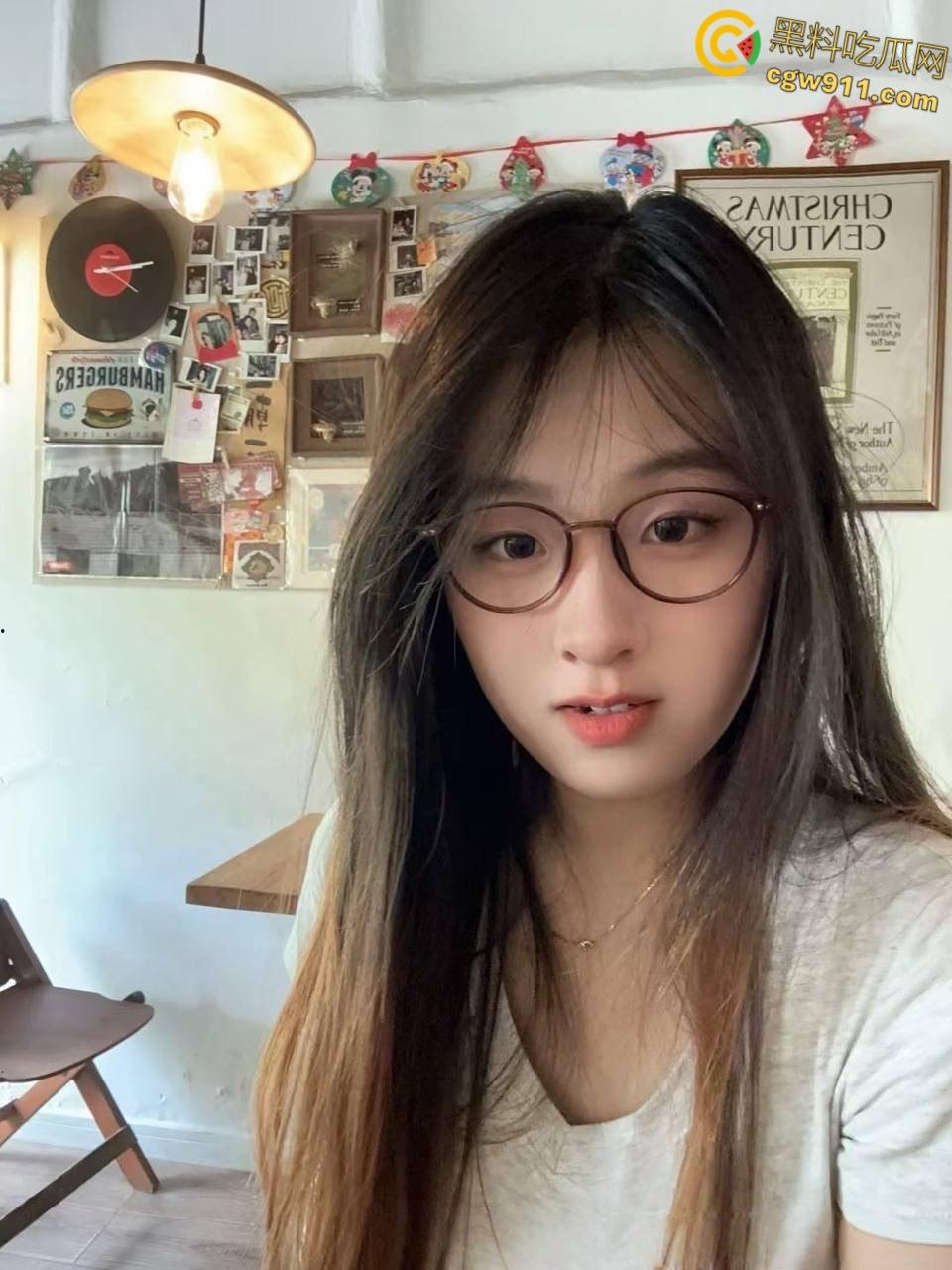 浙江中医药大学微胖眼镜妹【陈思思】,刚进酒店主动脱衣化身小母狗,酷爱口交沉迷榨精,眼神拉丝表情无比淫荡 !-4