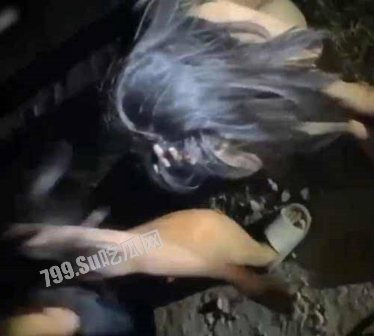 校园霸凌! 学生妹放学后被混混扒光衣服 霸凌羞辱-4