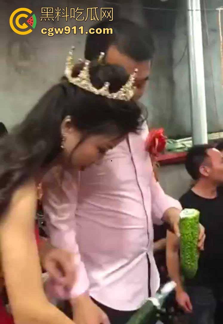 搞笑婚礼闹洞房,草黄瓜与白牛奶桥段,新娘满脸尴尬新郎沉默无奈,但在现场,好友们都哄堂大笑!-4