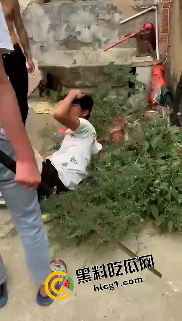 抖音快手热榜!河南南阳持刀霸凌原视频 一群纹身精神小伙持刀围殴 小伙子要被打得神志不清了-2