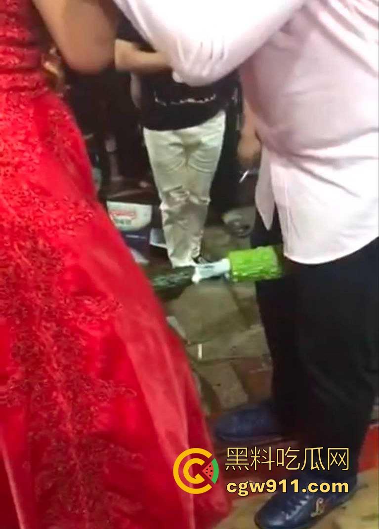 搞笑婚礼闹洞房,草黄瓜与白牛奶桥段,新娘满脸尴尬新郎沉默无奈,但在现场,好友们都哄堂大笑!-7